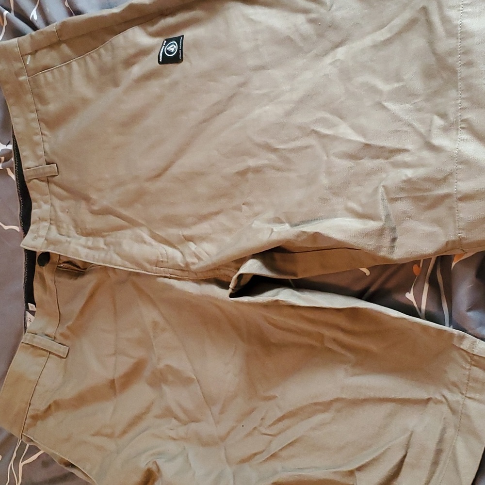New volcom men shorts size 36